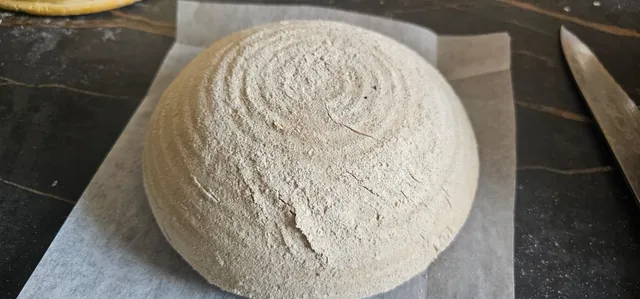 לחם מחמצת ביתי עם מחמצת בשם עמוס